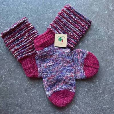 Handgestrickte Socken Gr. 38/39 – Warme Damensocken mit Muster im Bund, flieder-weinrot, Geschenkidee