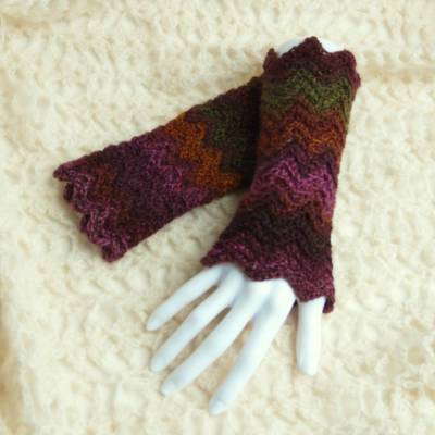 Pulswärmer / Armstulpen, „Wave“ Variation: "Forrest Berry";, Farbverlauf, violett-bunt, gehäkelt, ohne Naht