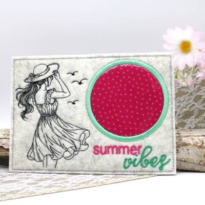 Stickdatei ITH Sommer Dame Sommerkleid Sommervibes Mugrug Tassenteppich