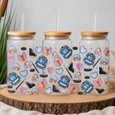 Trinkglas Hockey Romance | Geschenk für Bücherliebhaber | 500 ml Glas mit Bambusdeckel & Glasstrohhalm | Eishockey