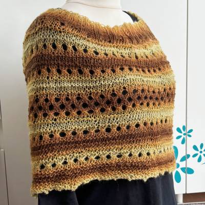 Schulterwärmer Kurzponcho handgestrickt in Brauntönen in Lochmusterstreifen