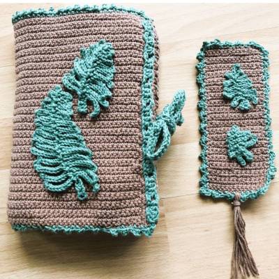 Handgehäkelte Buchhülle mit Lesezeichen | Buchumschlag aus Baumwolle | Farnblätter | Buchschoner | Geschenk für Leseratt