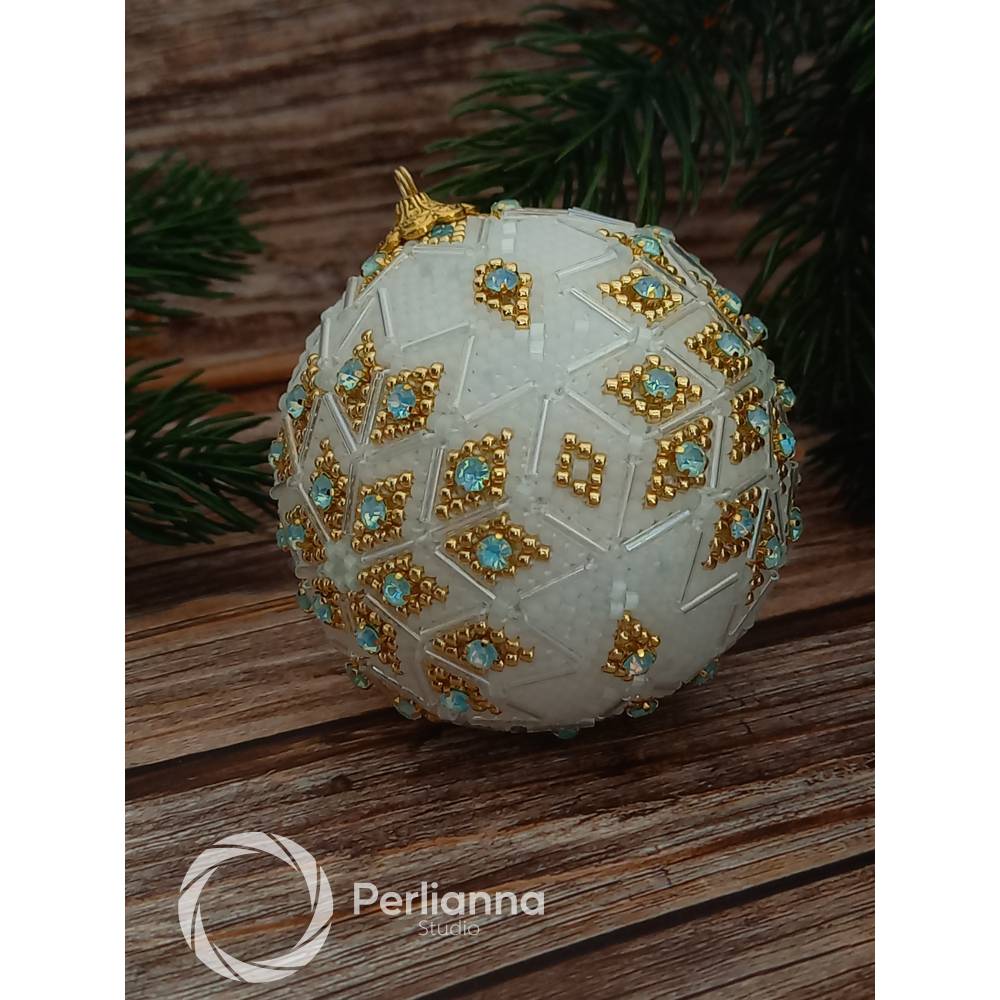 Große Weihnachtskugel mit funkelnden Kristallen, aus Perlen gehäkelt