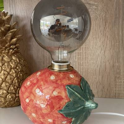 Erdbeer - Tischlampe aus Steingut