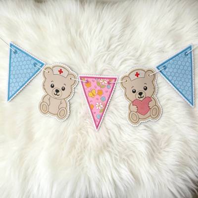 Stickdatei Teddy Schwester Brunhilde mit Wimpel  In the Hoop Set 26109 – Maschinenstickerei