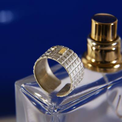 Ring „Kleinkariert“ – gefertigt in 935 Silber mit Feingold-Belötung