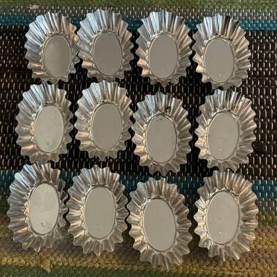 12-teiliges Set von kleinen ovalen Backförmchen aus Metall Vintage aus den 1980er Jahren