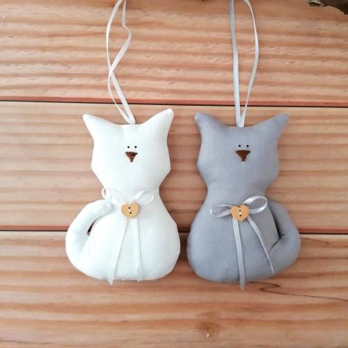 Katzen aus Stoff in grau und weiß zum Hängen - 2er Set -  Deko für Katzen-Fans - Fensterdeko Kinderzimmer