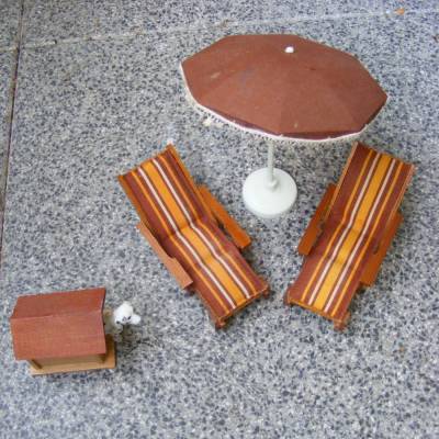 Lundby Original Gartenset Liegestühle Sonnenschirm Hundehütte 1:18 -selten-