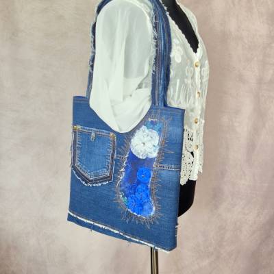 Einzigartige Upcycling Jeanstasche mit handgefilzter Applikation – Handgefertigtes Unikat