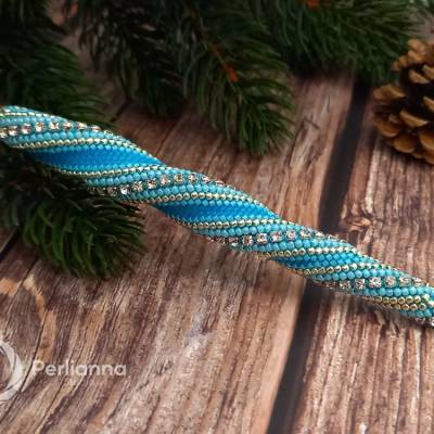 Weihnachtliche Eiszapfen mit Schmucksteinen, aus Glasperlen gehäkelt