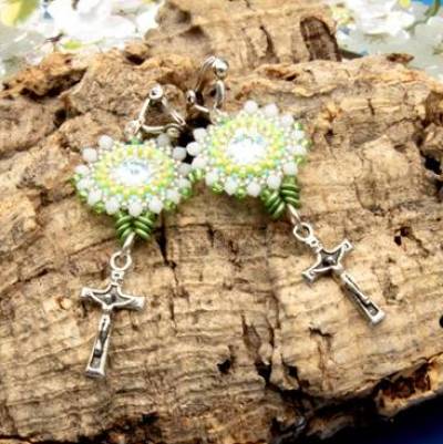 Funkelnde Glasperlen Ohrclips in grün, Beadwork Sommerohrschmuck, handgemacht Unikat, Geschenkidee Frau, Braut, Hochzeit