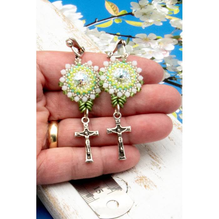 Funkelnde Glasperlen Ohrclips in grün, Beadwork Sommerohrschmuck, handgemacht Unikat, Geschenkidee Frau, Braut, Hochzeit Bild 2