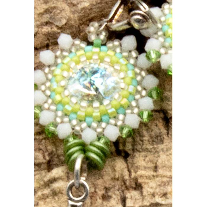 Funkelnde Glasperlen Ohrclips in grün, Beadwork Sommerohrschmuck, handgemacht Unikat, Geschenkidee Frau, Braut, Hochzeit Bild 5