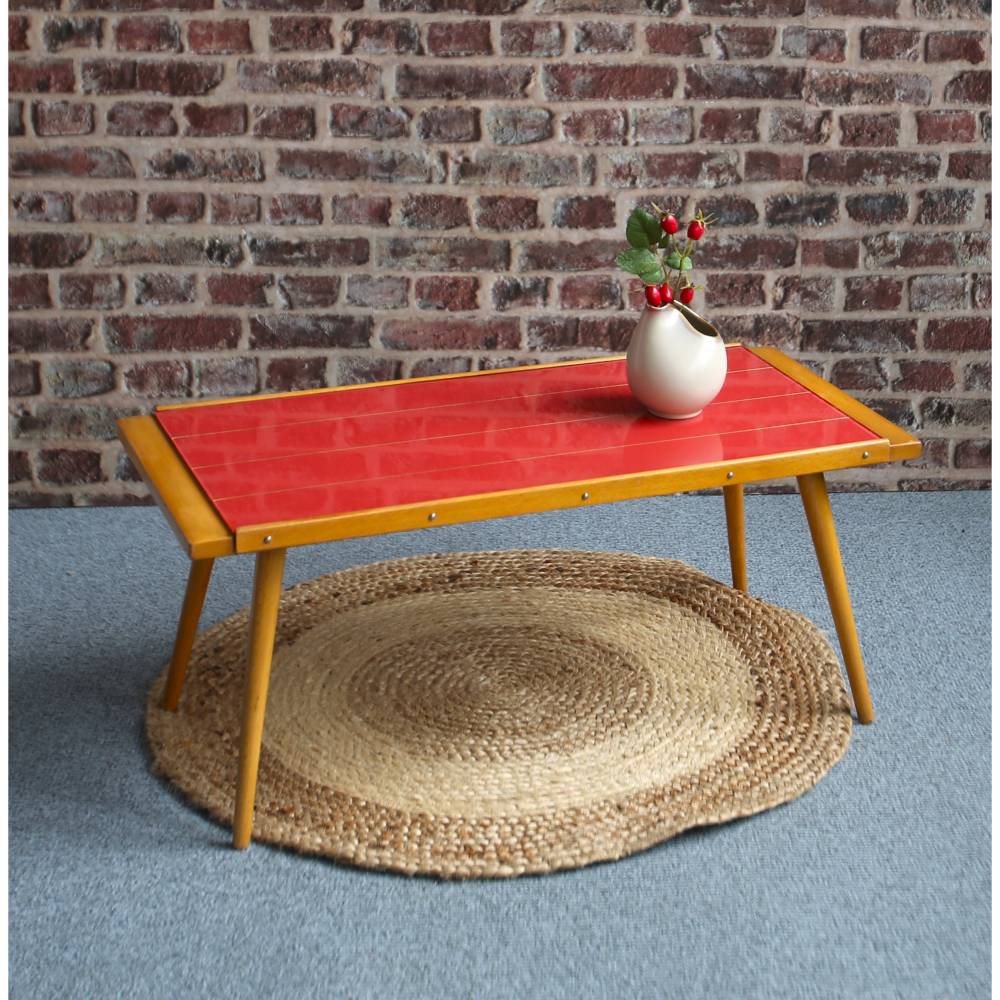 Vintage Blumenbank Couchtisch mit roter Glasplatte