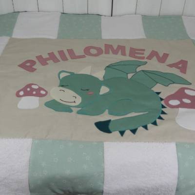 Krabbeldecke schlafender Drache  – personalisierbar & weich, Geschenk zur Geburt