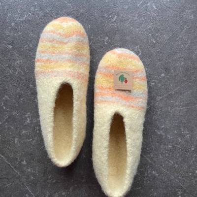 Filzhausschuhe Gr. 39 handgefertigt mit Sohlen – Filzpantoffeln unisex in vanille apricot