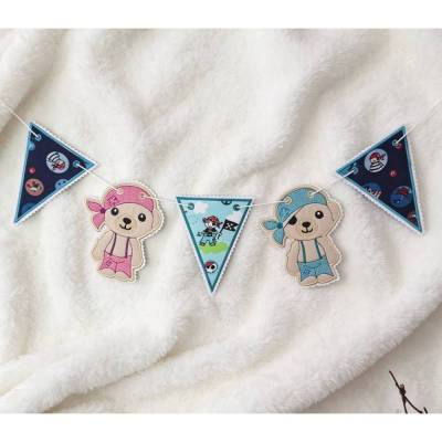 Stickdatei Teddy Pirat mit Wimpel  In the Hoop Set 26109 – Maschinenstickerei 