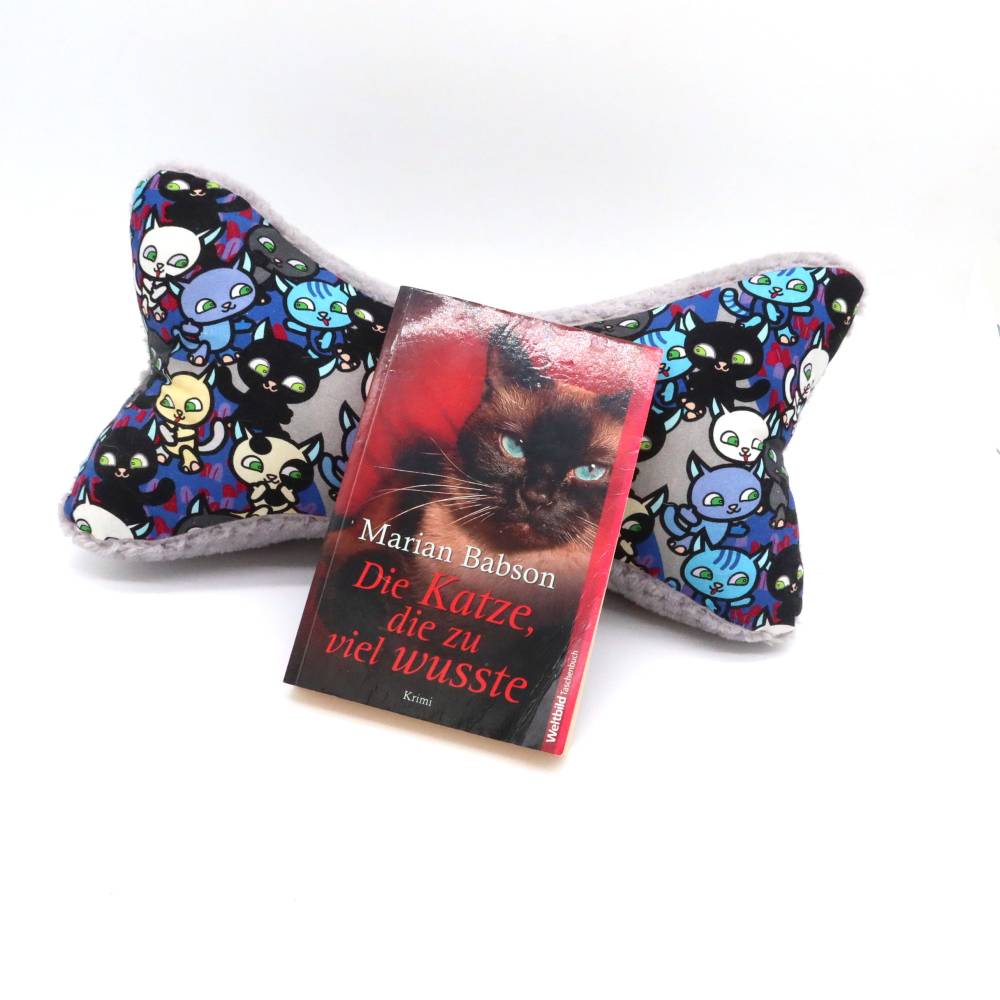 Leseknochen Katze – Ergonomisches Nackenkissen mit Katzenmotiv, handgemacht, grau, Geschenk für Katzenliebhaber Bild 5