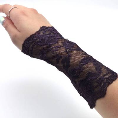 Elastische Spitzenstulpen aubergine dunkelviolett – festliche Armstulpen aus Spitze, handgefertigt
