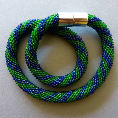Glasperlenkette gehäkelt, blau grün, 43 cm, Häkelkette, Glasperlenkette, Magnetverschluss, Collier, Häkelschmuck