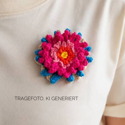 Handgehäkelte Blumen-Brosche | Buntes Häkel-Accessoire als Unikat für Kleidung & Taschen