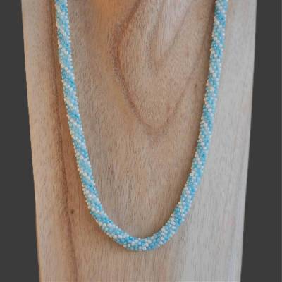 Häkelkette Spirale,hellblau und weiß, Länge 55 cm, elegante Halskette, Rocailles gehäkelt, Perlenkette, Magnetverschluss