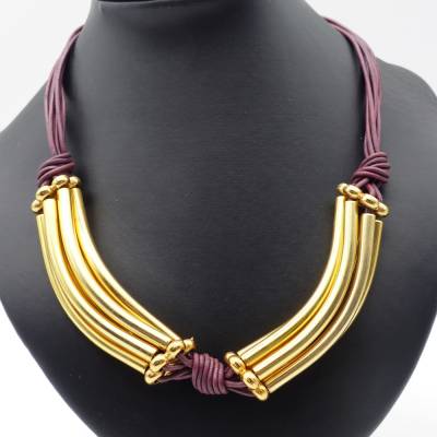 Lederkette mit Metallelementen in Violett & Gold – Statement Halskette 48+4cm, Schmuck in Leder und Metall