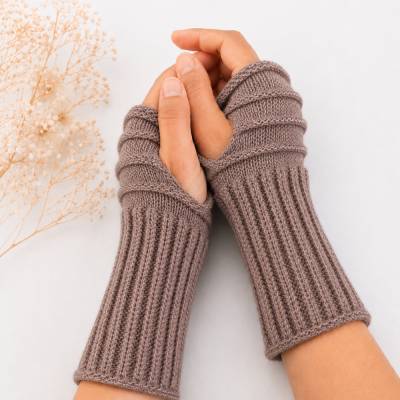 Pulswärmer 100 % Merino-Wolle handgestrickt taupe mit Daumenloch - Damen - Einheitsgröße - Modell 4