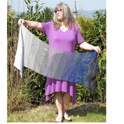 Tuch Schal Mitternacht – fein gestrickt, kratzfrei & handgefertigt | Farbverlauf Dunkelblau Grau Weiß