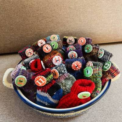 Adventskalender aus 24 handgestrickten bunten Minisocken – wiederverwendbar, waschbar, Geschenk