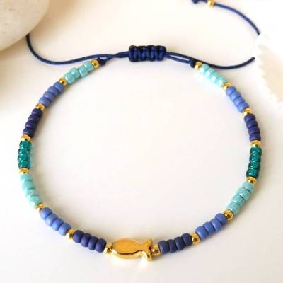 Armband aus kleinen Miyuki Perlen in den Farben blau, dunkelblau, türkis und smaragdgrün und Metallperle Fisch