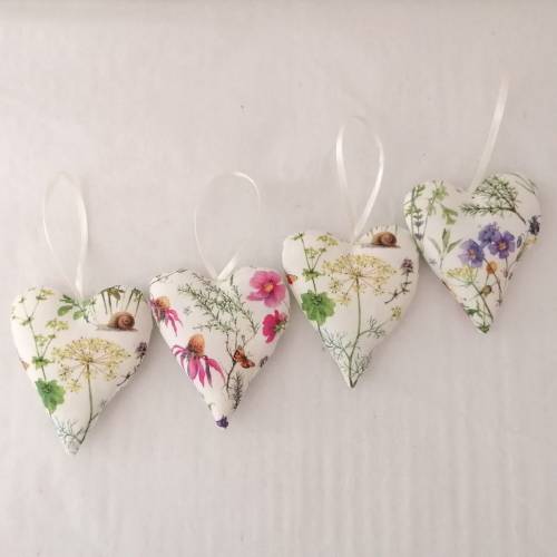 Herzen aus Acufactum Stoff 4er Set in weiß mit Blumen // Fensterdeko Herz //Sommerdeko // Landhausdeko