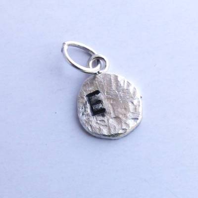 handgefertigter Glücksanhänger mit Buchstabe, Unikat in Sterlingsilber – reizende Geschenkidee von Elfe Schmuck Design,