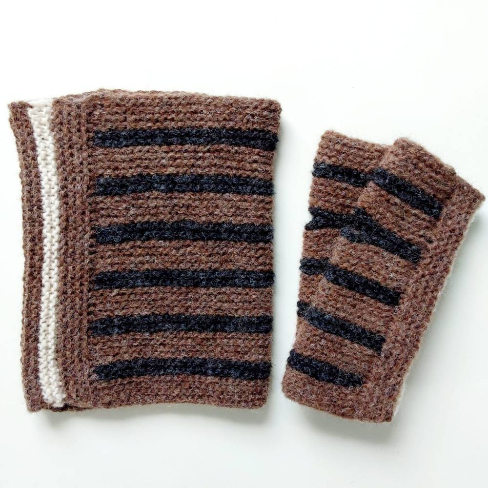 Strickanleitung Linear Set: Kuscheliges Trio aus Mütze, Halswärmer und Stulpen Bild 4