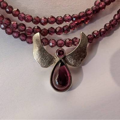 Rote Granat Kette mit Granat Engel Anhänger und Silber