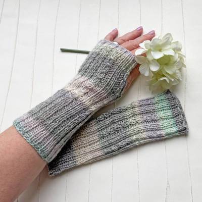 Handstulpen mit Daumenloch Hellgrau bunt geringelt mit Minizöpfen handgestrickt