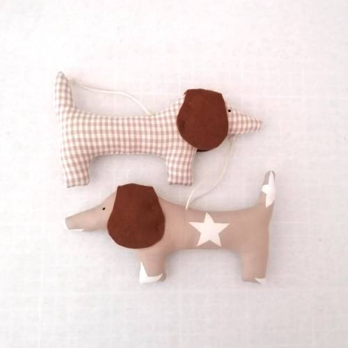 Dackel Hunde aus Stoff 2er Set in beige und braun zum Aufhängen – Fensterdeko Kinderzimmer - Taschen Anhänger