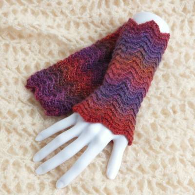 Pulswärmer / Armstulpen, „Wave“ Variation: "Sunset";, Farbverlauf, violett-bunt, gehäkelt, ohne Naht
