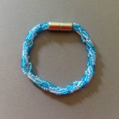 Handgefertigtes Häkelarmband blau türkis – Armschmuck aus Glasperlen, Rocailles & Stiftperlen, 21 cm, Magnetverschluss