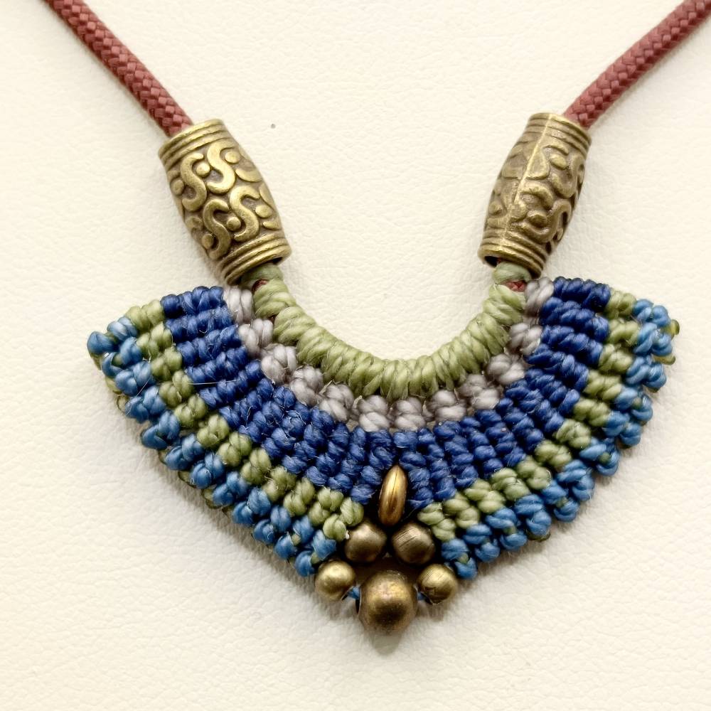 Makramee Kette in blau und grün mit bronzefarbenen Metallperlen an einem braunen Nylonband Bild 2