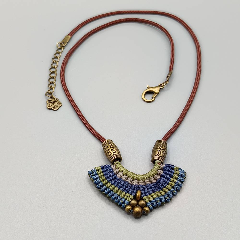 Makramee Kette in blau und grün mit bronzefarbenen Metallperlen an einem braunen Nylonband Bild 3