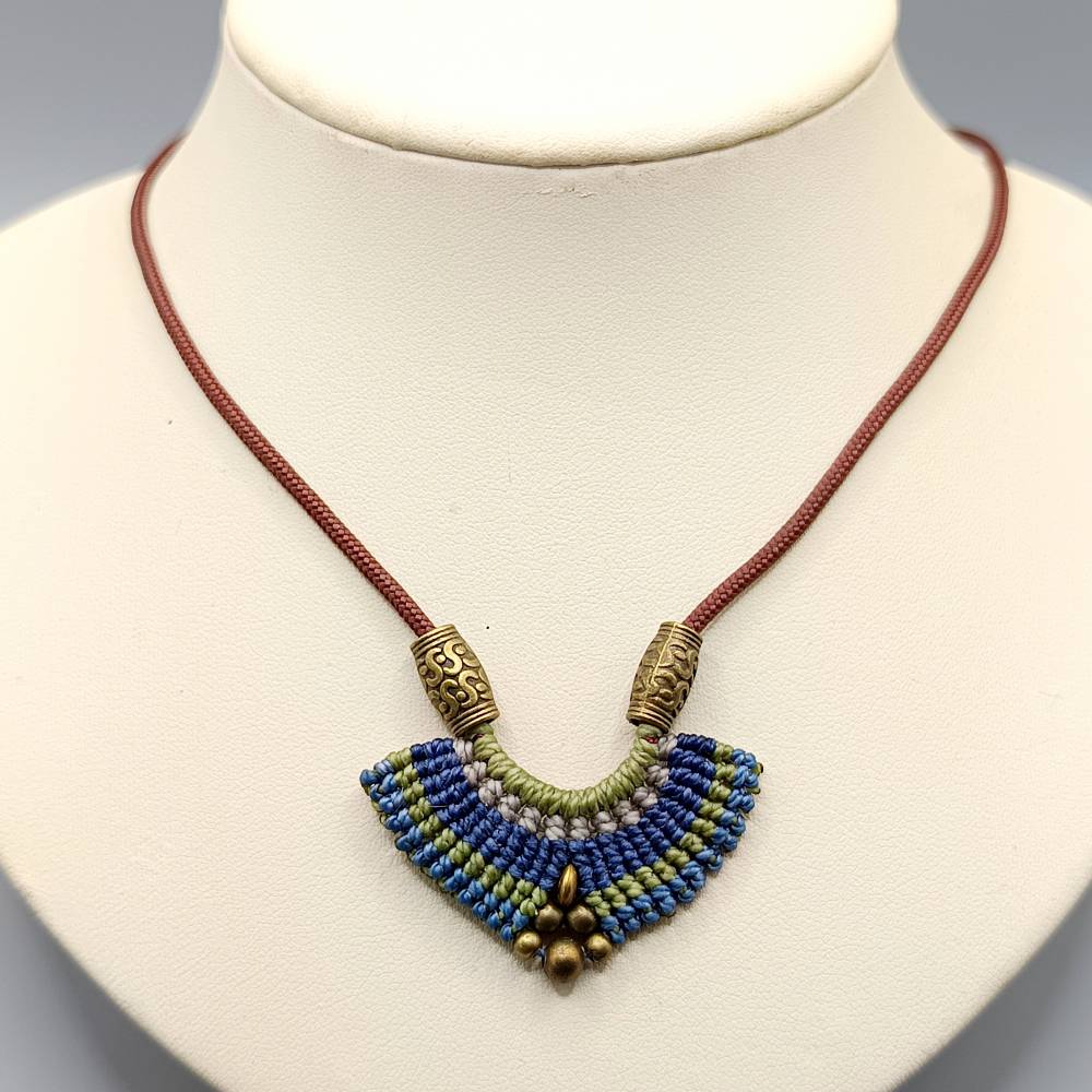 Makramee Kette in blau und grün mit bronzefarbenen Metallperlen an einem braunen Nylonband Bild 4