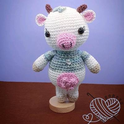 Gehäkelte Kuh Katharina (18 cm) | Hochwertiges Amigurumi aus Baumwolle | Handgefertigt als Geschenk und Dekoration