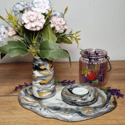 Handgefertigtes Deko-Set aus Raysin 200 in Marmor-Optik mit Gold-Akzenten – Vase & Kerzenhalter Unikat