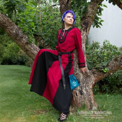 Mittelalterkleid Leinen Kirschrot Schwarz – nordisch inspiriertes Wikingerkleid, Gothic Fantasy LARP & Festival Kleid