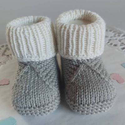 Babyschuhe gestrickt in grau creme für Geburt Taufe