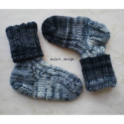 Handgestrickte Baby Söckchen, 11 cm, anthrazit und grau, aus weicher Sockenwolle – Unikat