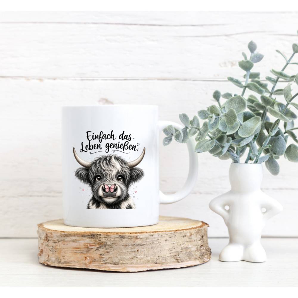 Highland-Kuh Tasse „Einfach das Leben genießen“ – liebevolles Tiermotiv mit Schmetterling