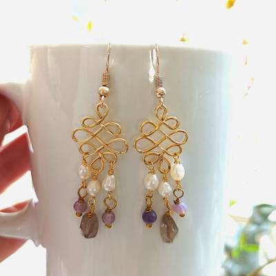 Ohrringe mit Perlen und Fluorit in goldfarben handgemacht zum boho chic im wirework chandelier Perlenohrringe
